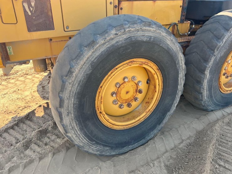 2017-caterpillar-12m3-image-12