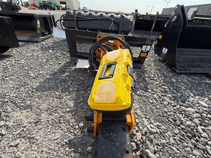 #2000-•-#26321-•-unused-giyi-skid-steer-breaker-psc6802507143-image-8