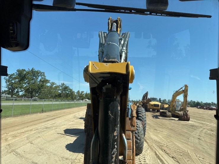 2019-caterpillar-420f2-image-33