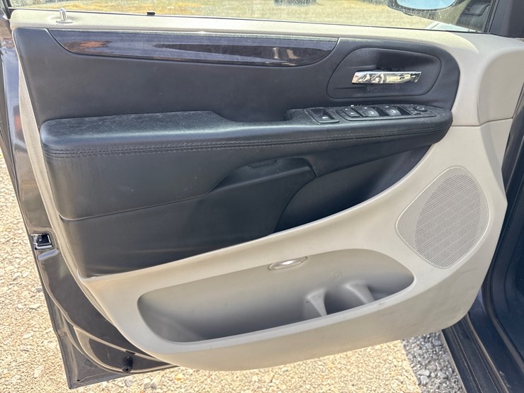 2015-dodge-grand-caravan-image-29