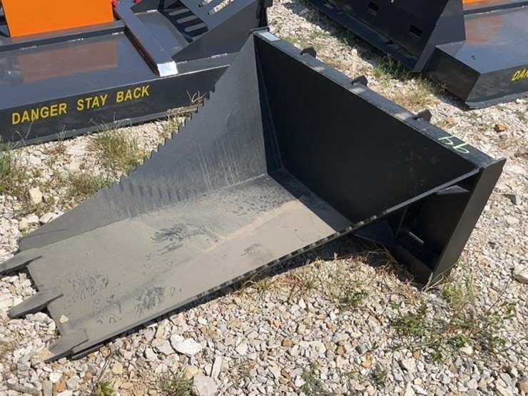 skid-steer-stump-bucket-image-1