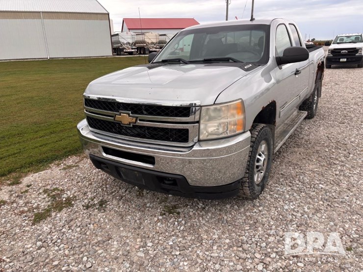 2011-chevrolet-2500hd-image-2