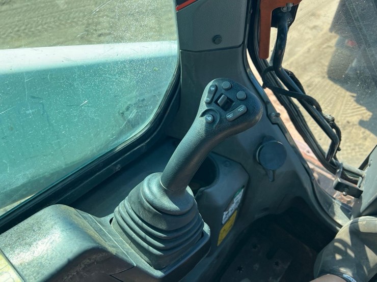 2021-bobcat-t64-image-26