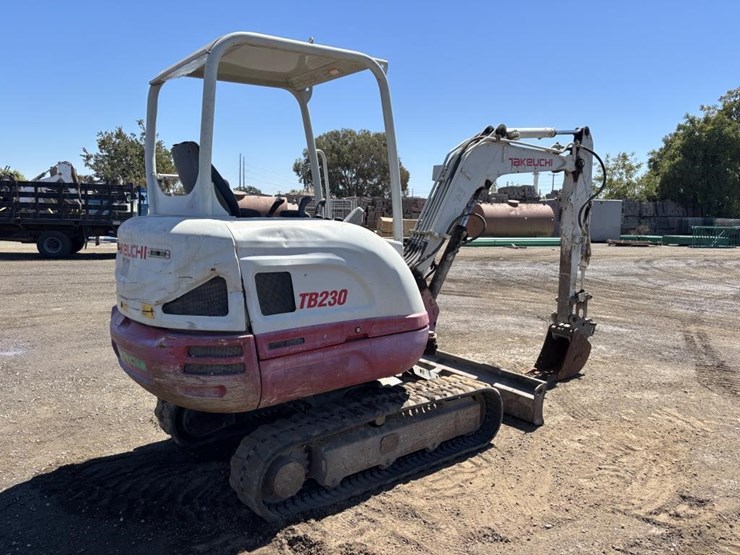 2016-takeuchi-tb230-image-3