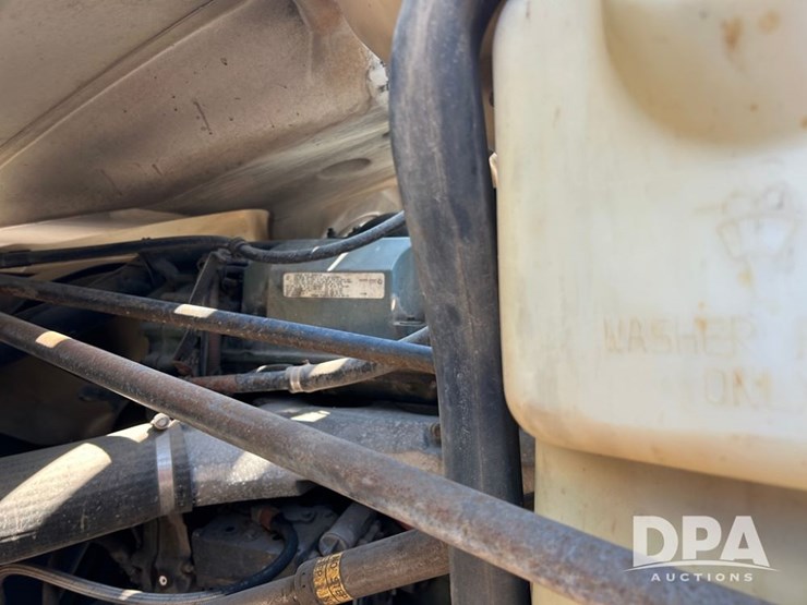 2002-freightliner-columiba-day-cab-truck-(cp0659,-unit-28071)-image-24