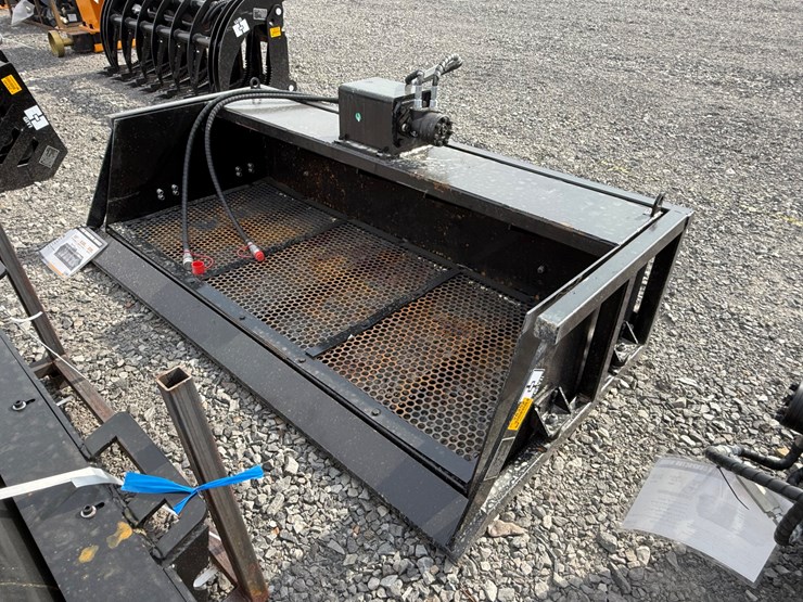#2000-•-#26352-•-unused-giyi-59"-skid-steer-screening-bucket-dzdd2507131-image-1
