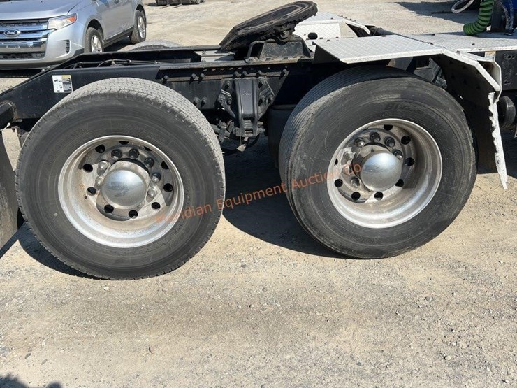 2016-peterbilt-579-image-16
