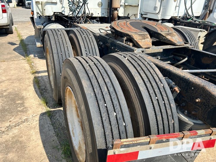 2002-freightliner-columiba-day-cab-truck-(cp0659,-unit-28071)-image-14