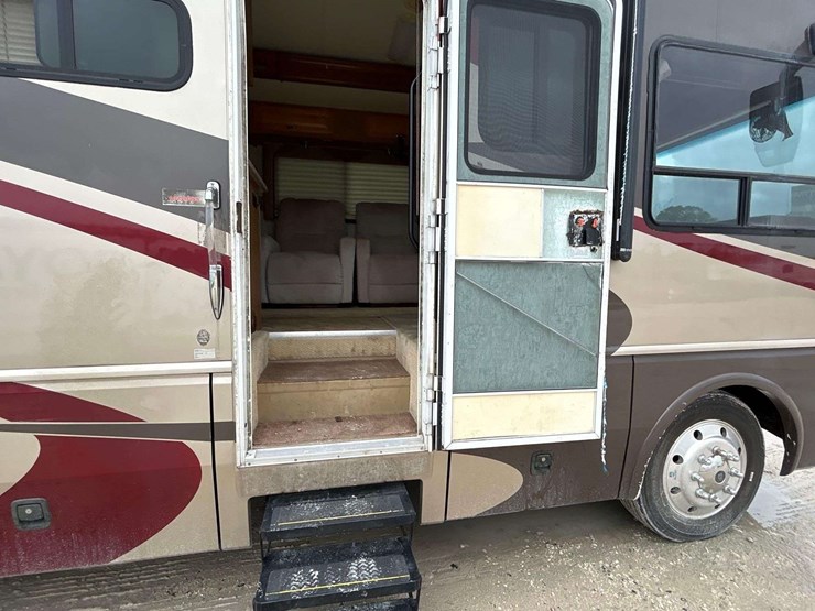 2007-national-rv-dolphin-35ft-class-a-motorhome-image-9