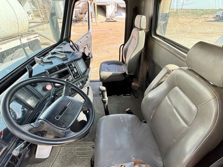 2001-volvo-truck-(dr12174)-image-7