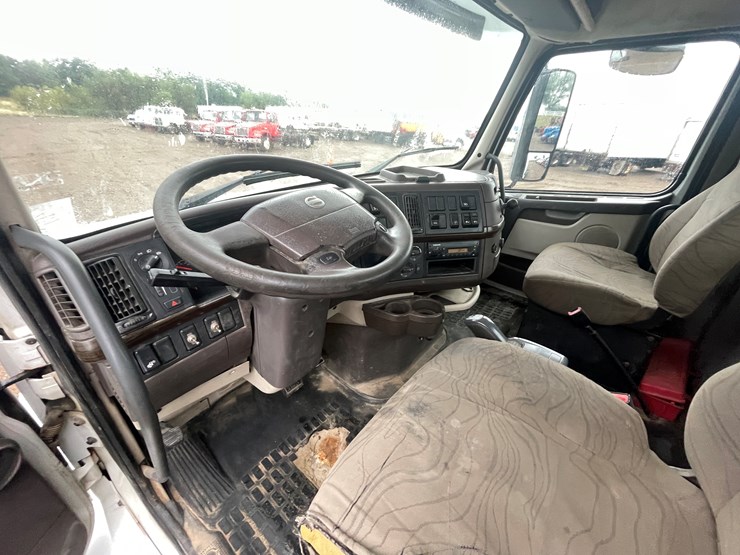 #2146-•-2012-volvo-d13-truck-tractor-(has-mn-title)-image-19