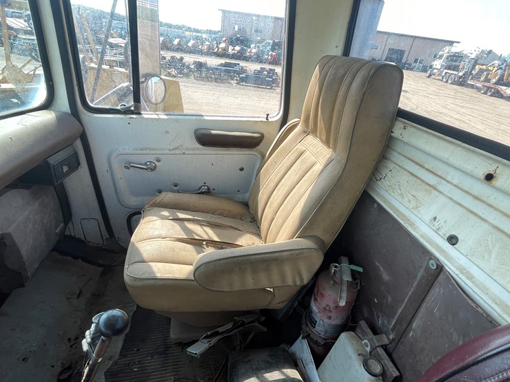 1981-ford-8000-image-31