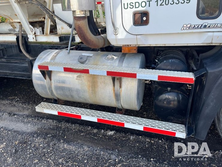 2002-mack-ch613-image-24