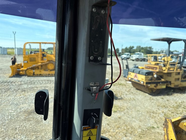 #160-•-#27079-•-caterpillar-f20f-2-4x4-backhoe-loader-image-45