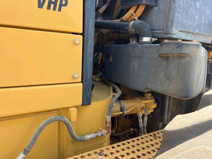 2011-caterpillar-12m-image-18