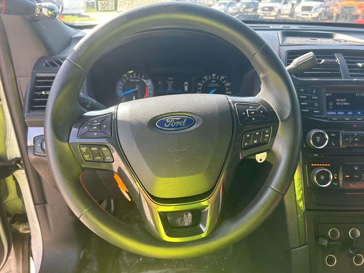 2016-ford-explorer-image-7
