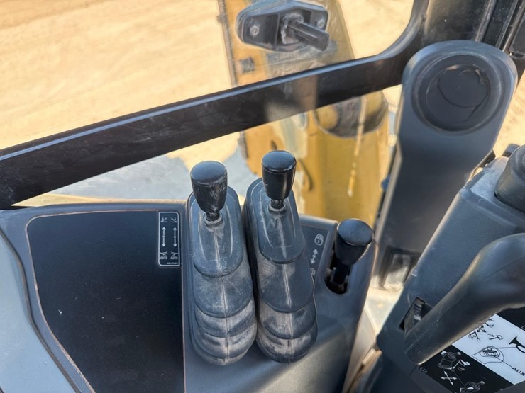 2019-caterpillar-420f2-image-30
