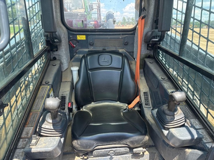 2020-deere-331g-image-21