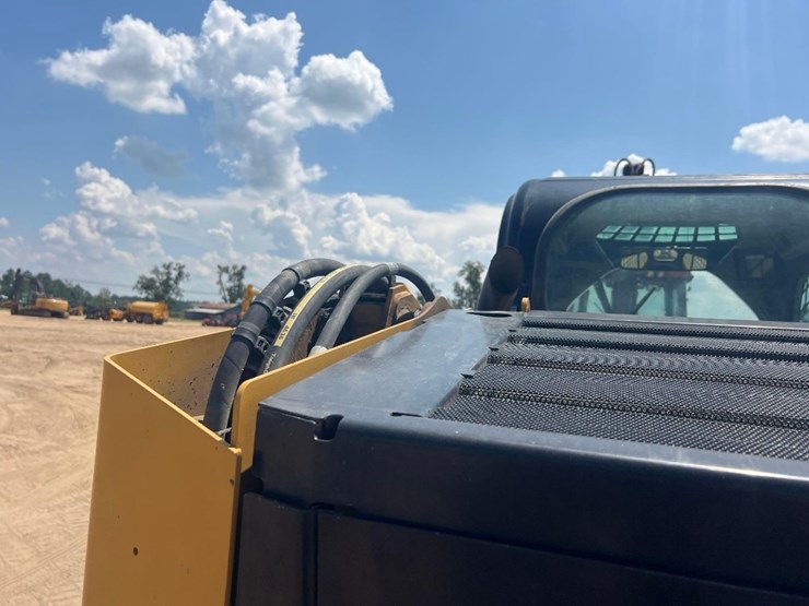 2023-caterpillar-279d3-image-15