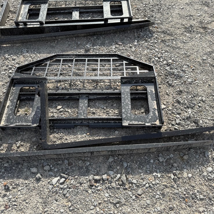 #2000 • #26287 • Unused GIYI GY-DHX Skid Steer Forks