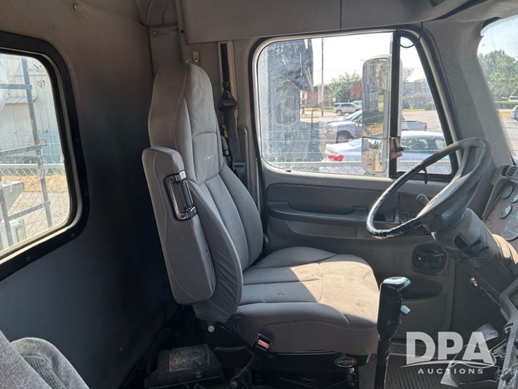 2001-freightliner-dry-tender-truck-(cp0656,-unit-28070)-image-29