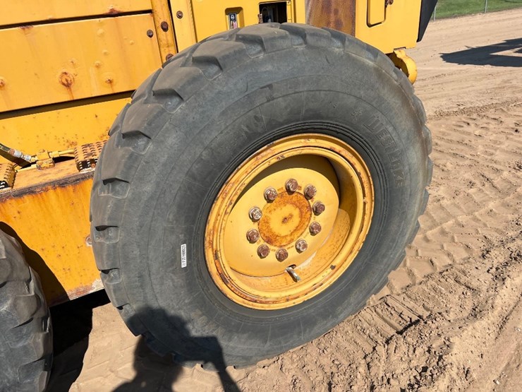 2017-caterpillar-12m3-image-11