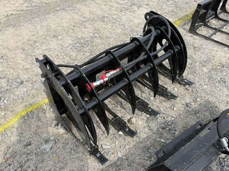 #230-•-#26331-•-unused-giyi-mini-skid-steer-curbed-log-grabber-cxhxzmq507148-image-2