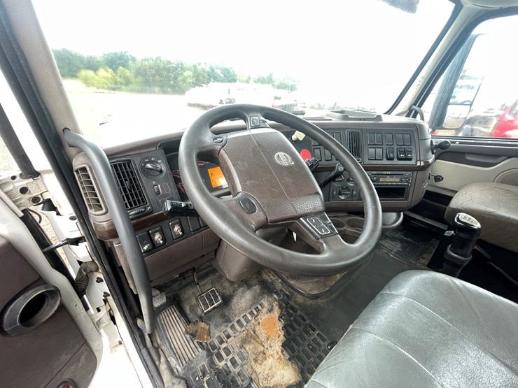 2012-volvo-10-image-30