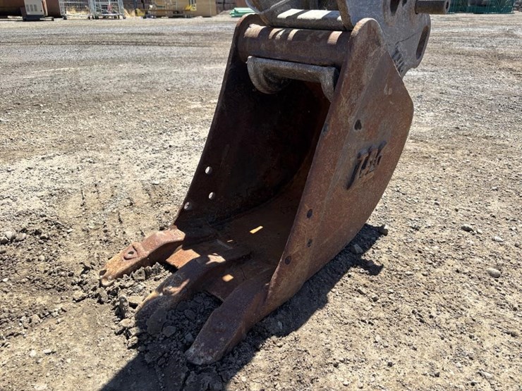 2016-takeuchi-tb230-image-11
