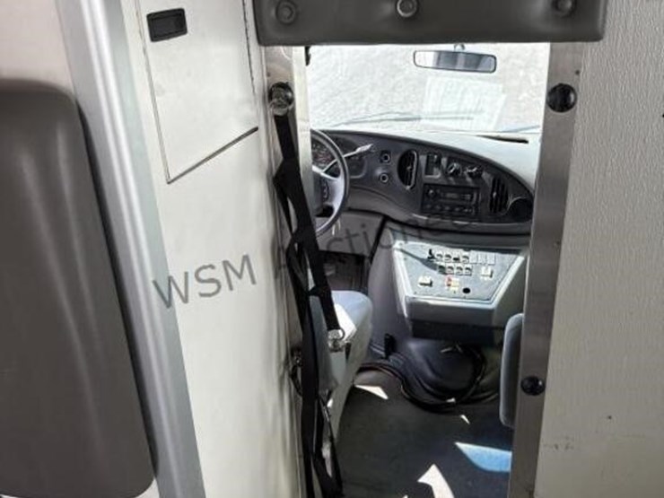 2006-ford-e450-image-17