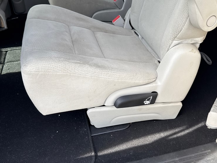 2015-dodge-grand-caravan-image-35