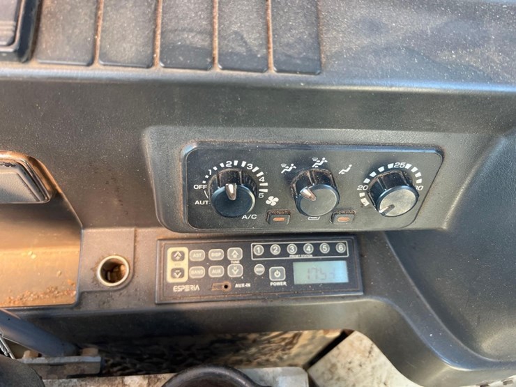 2015-takeuchi-tb290-image-33