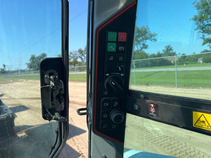 2021-bobcat-t64-image-28