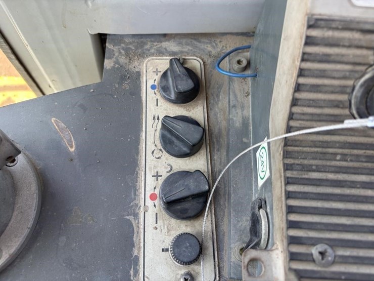 2005-deere-755c-image-34
