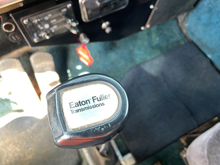 #2148-•-1985-peterbilt-359-truck-tractor-(has-mn-title)-image-32