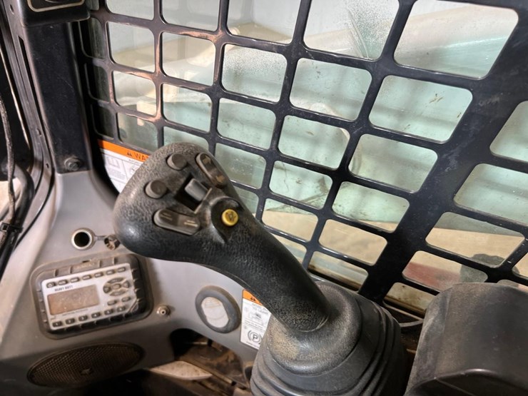2021-bobcat-t740-image-28