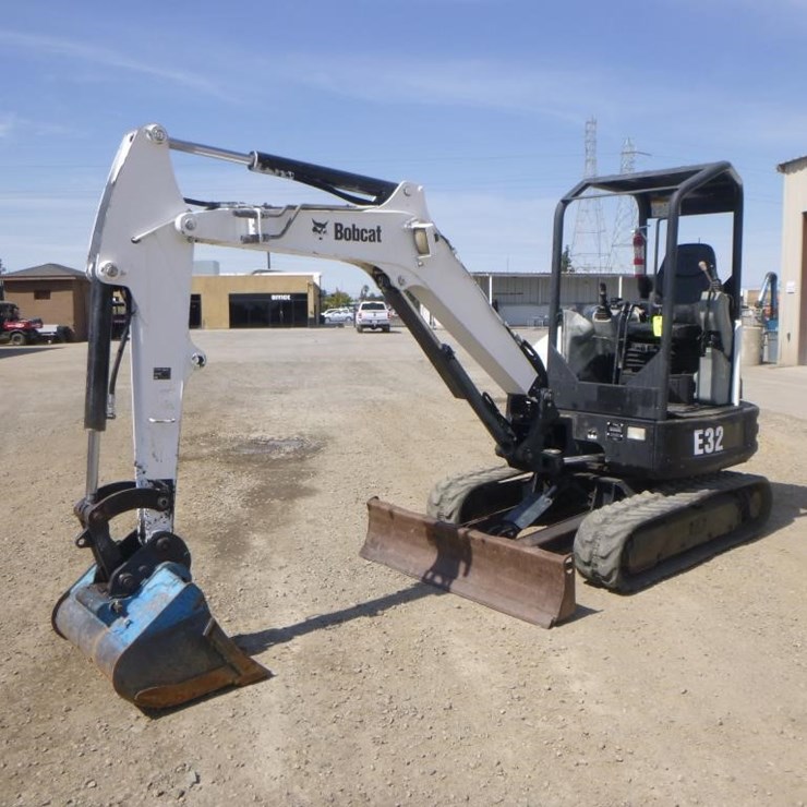 2016 BOBCAT E32