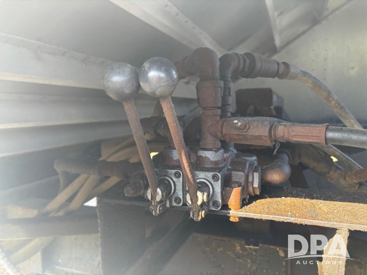 2009-merritt-mvt-dry-fertilizer-trailer-(np6116)-image-14