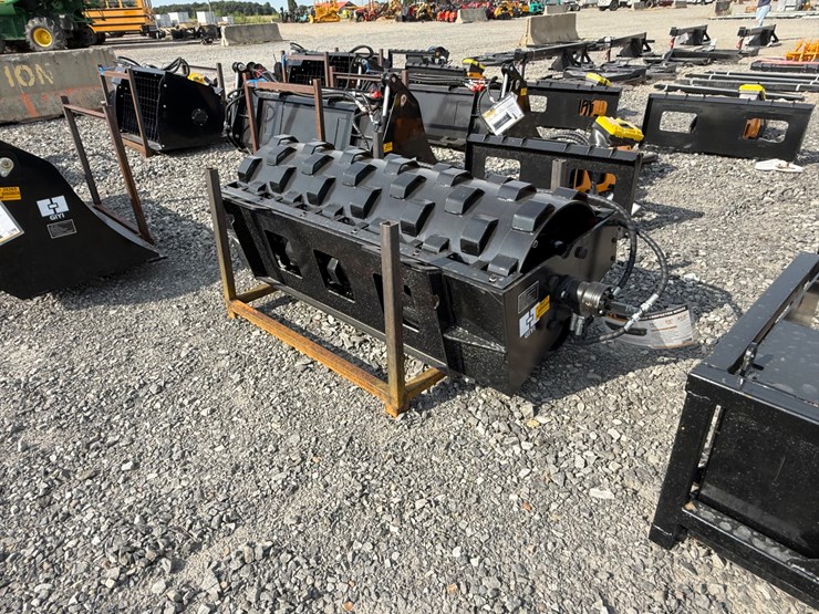 #2000-•-#26271-•-unused-giyi-70"-skid-steer-roller-dysl250786-image-1
