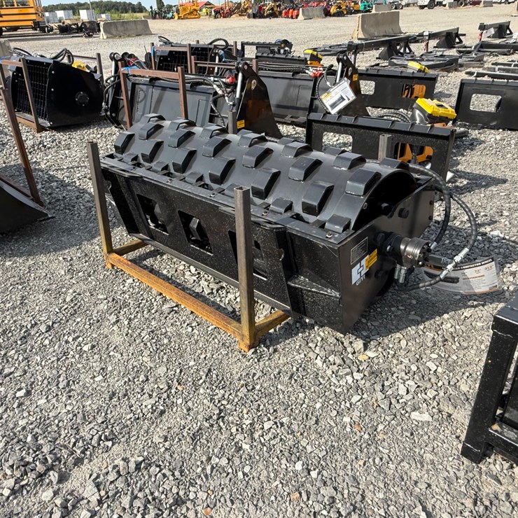 #2000 • #26271 • Unused GIYI 70" Skid Steer Roller DYSL250786