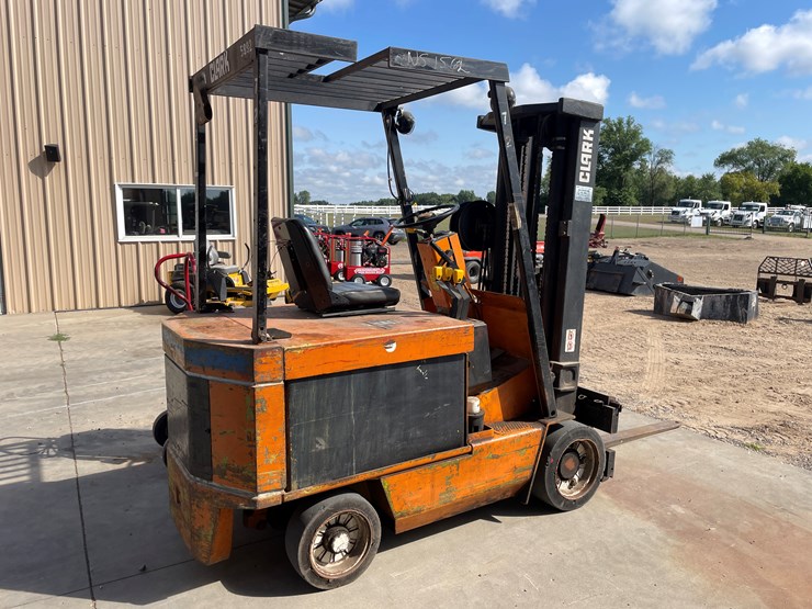 #2021-•-clark-forklift-with-charger-image-3