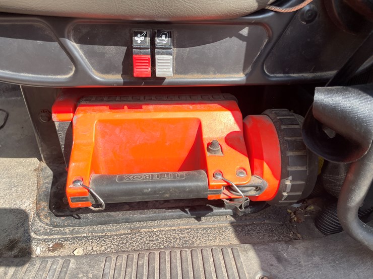 #2116-•-2014-international-7600-crane/digger-truck-(has-mn-title)-image-59