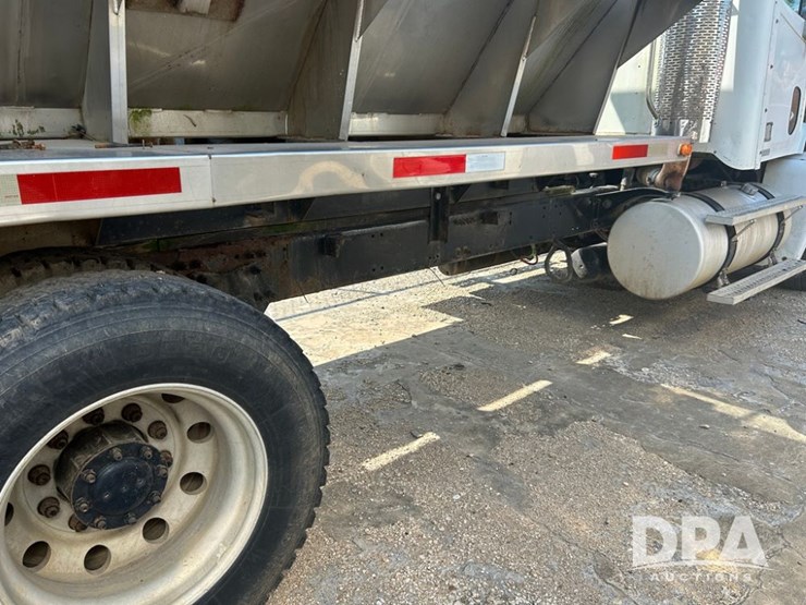 2001-freightliner-dry-tender-truck-(cp0656,-unit-28070)-image-22
