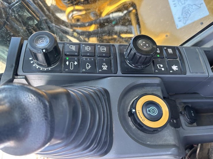 2020-caterpillar-320-image-33