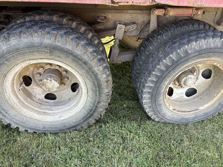 1967-chevy-c50-grain-truck,-tandem-axle-with-hyd-lift-tag-axle,-350-v8,-4+2,-8.25-20-tires,-17.5’-wo-image-10