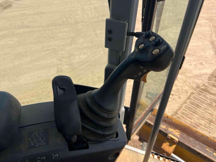 2011-caterpillar-12m-image-33