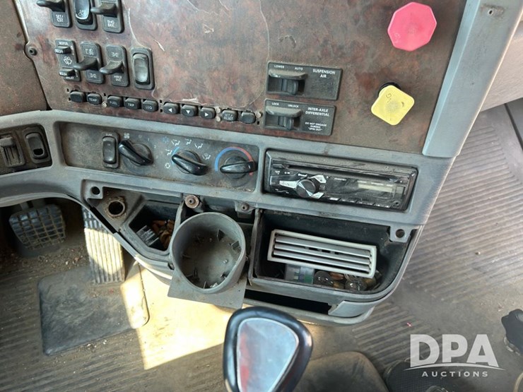 2001-freightliner-dry-tender-truck-(cp0656,-unit-28070)-image-34
