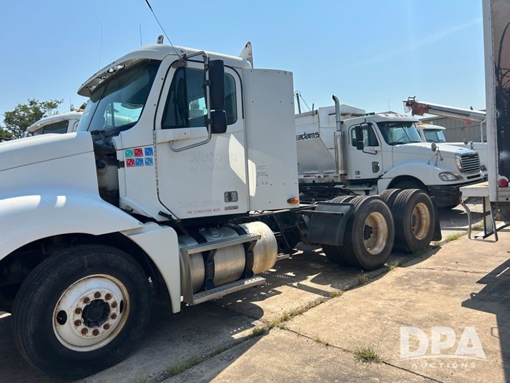 2002-freightliner-columiba-day-cab-truck-(cp0659,-unit-28071)-image-2