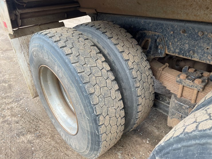 1995-ford-l900-image-11