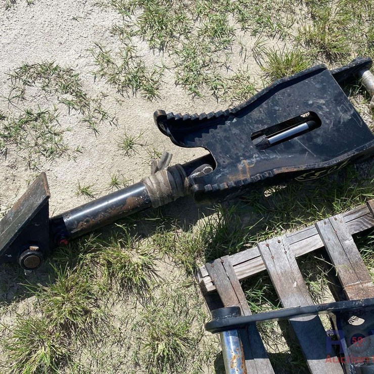 Trojan 5T-45 36in Hydraulic Thumb Excavator Attachment